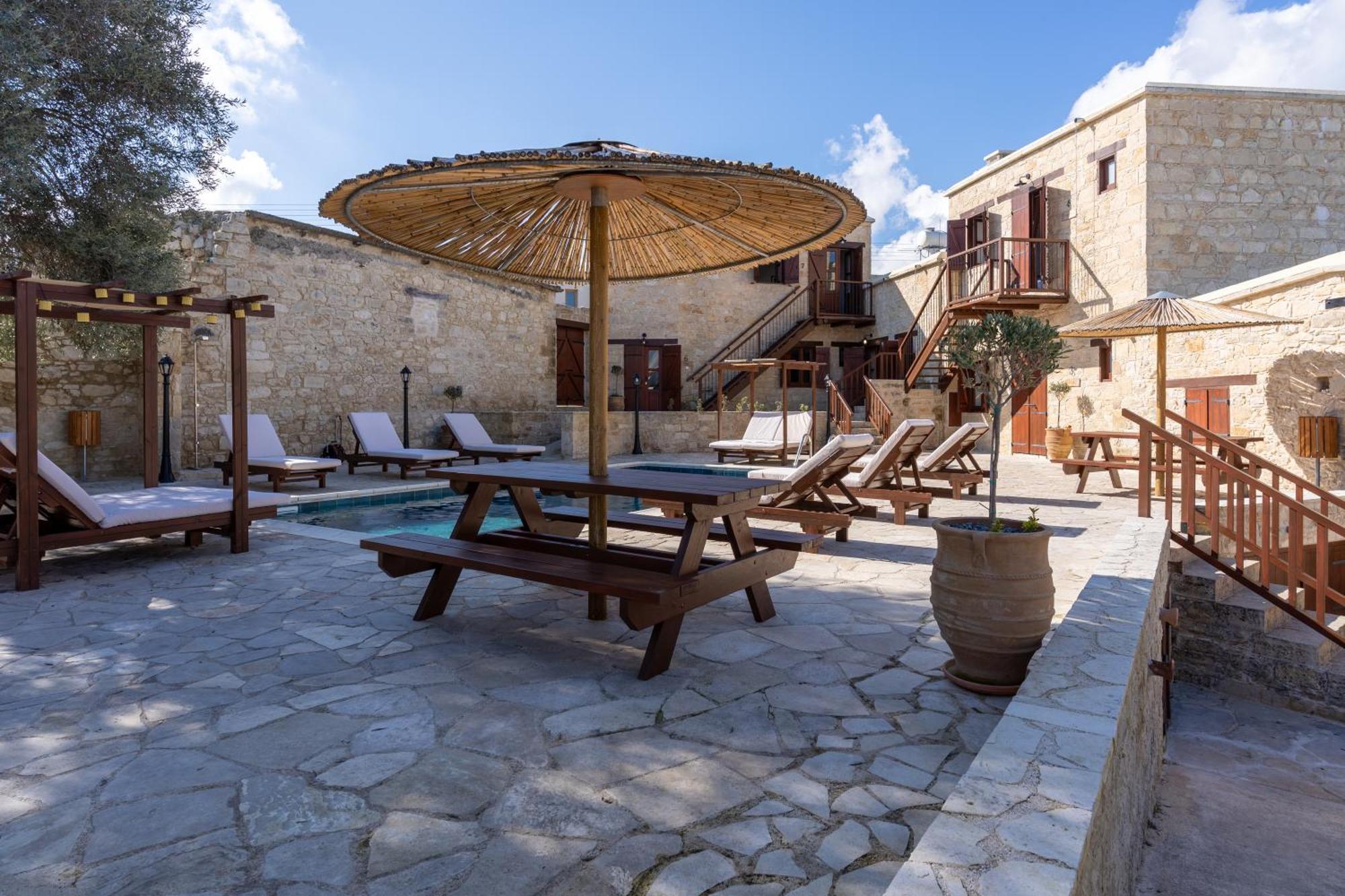 Stone Court Boutique Studios Miliou Exterior photo